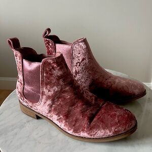 TOMS | Ella Pink Crushed Velvet Ankle Boots size 9